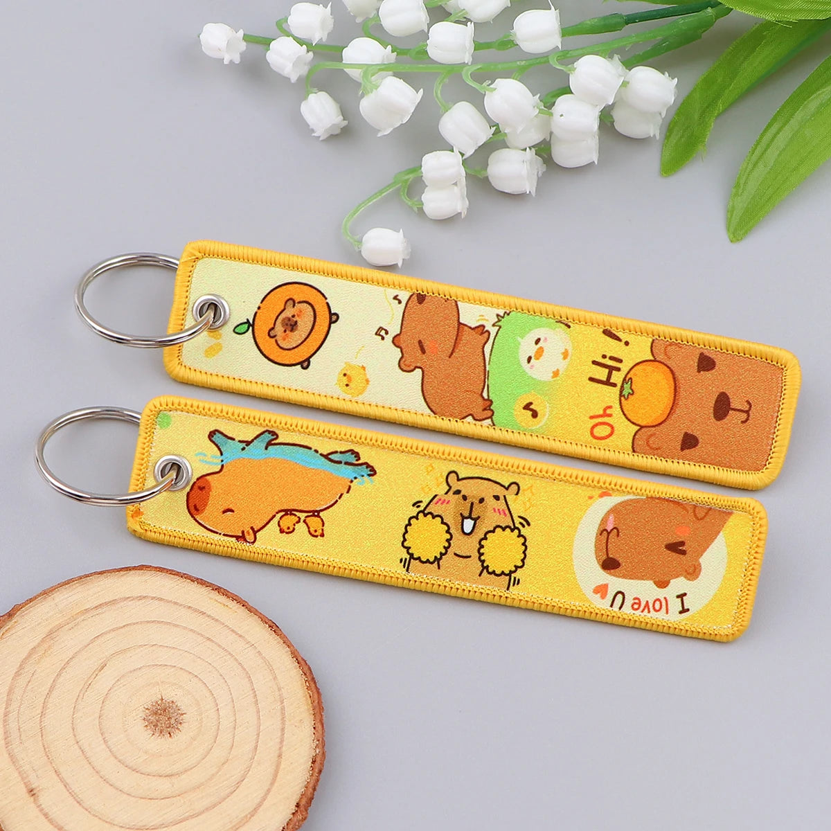 Porte-clé capybara brodé style boho fait main