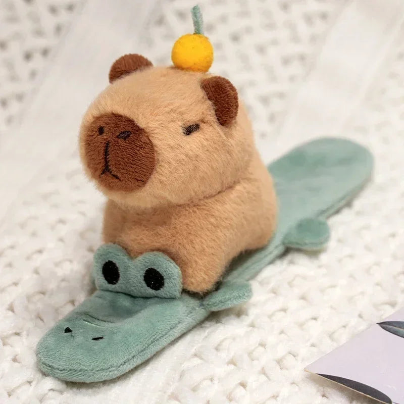 Porte-clé capybara peluche avec une orange sur la tête, à enrouler au poignet