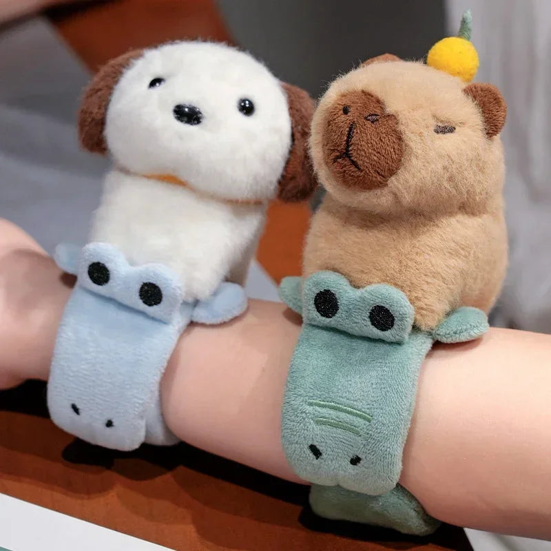Porte-clé capybara peluche avec une orange sur la tête, à enrouler au poignet