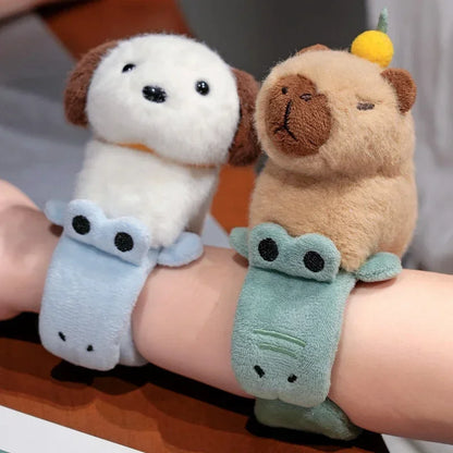 Porte-clé capybara peluche avec une orange sur la tête, à enrouler au poignet