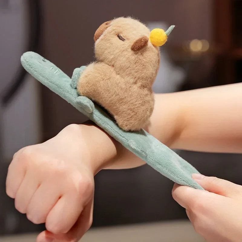 Porte-clé capybara peluche avec une orange sur la tête, à enrouler au poignet