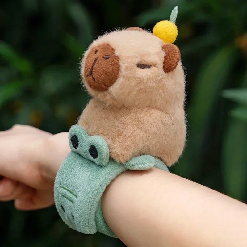 Porte-clé capybara peluche avec une orange sur la tête, à enrouler au poignet