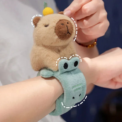 Porte-clé capybara peluche avec une orange sur la tête, à enrouler au poignet