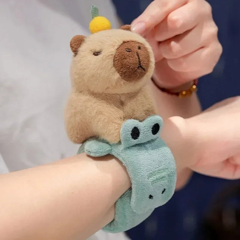Porte-clé capybara peluche avec une orange sur la tête, à enrouler au poignet
