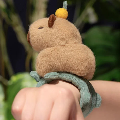 Porte-clé capybara peluche avec une orange sur la tête, à enrouler au poignet