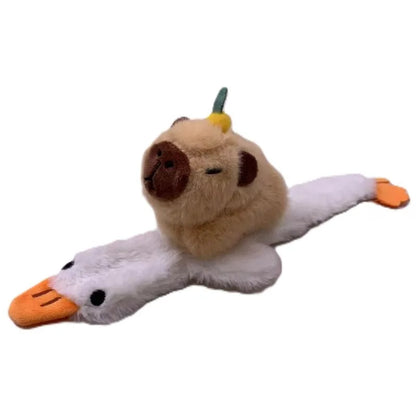 Porte-clé capybara peluche avec une orange sur la tête, à enrouler au poignet