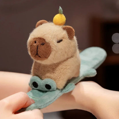 Porte-clé capybara peluche avec une orange sur la tête, à enrouler au poignet