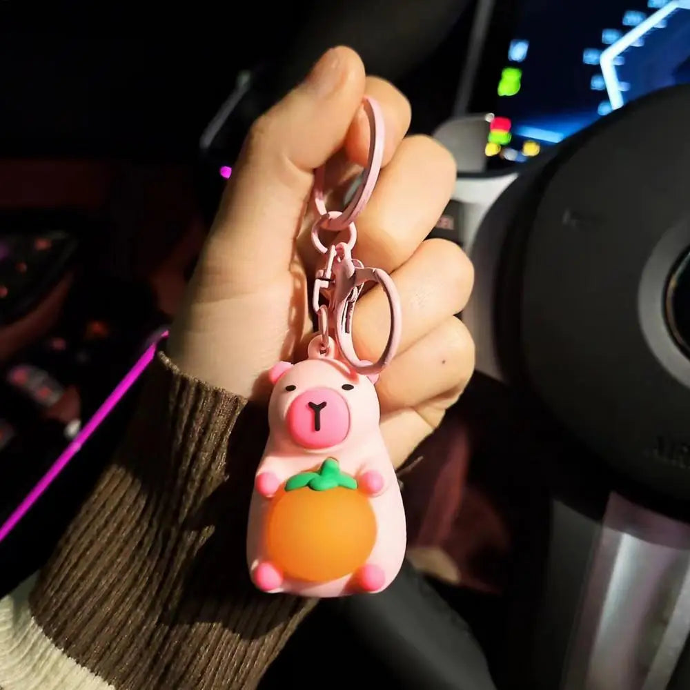 Porte-clé capybara lumineux LED en marron rose ou jaune