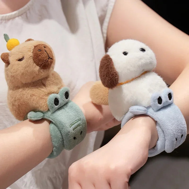Porte-clé capybara peluche avec une orange sur la tête, à enrouler au poignet