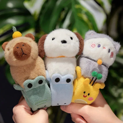 Porte-clé capybara peluche avec une orange sur la tête, à enrouler au poignet