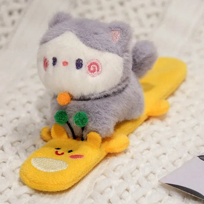 Porte-clé capybara peluche avec une orange sur la tête, à enrouler au poignet