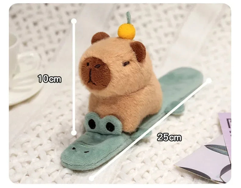 Porte-clé capybara peluche avec une orange sur la tête, à enrouler au poignet