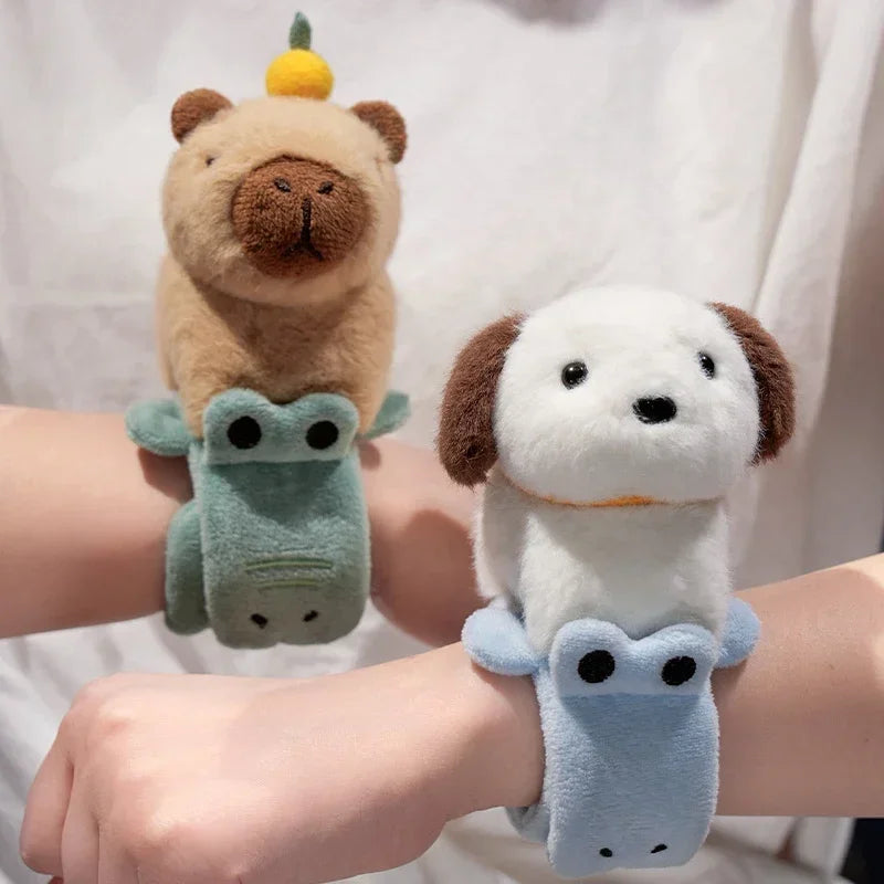 Porte-clé capybara peluche avec une orange sur la tête, à enrouler au poignet