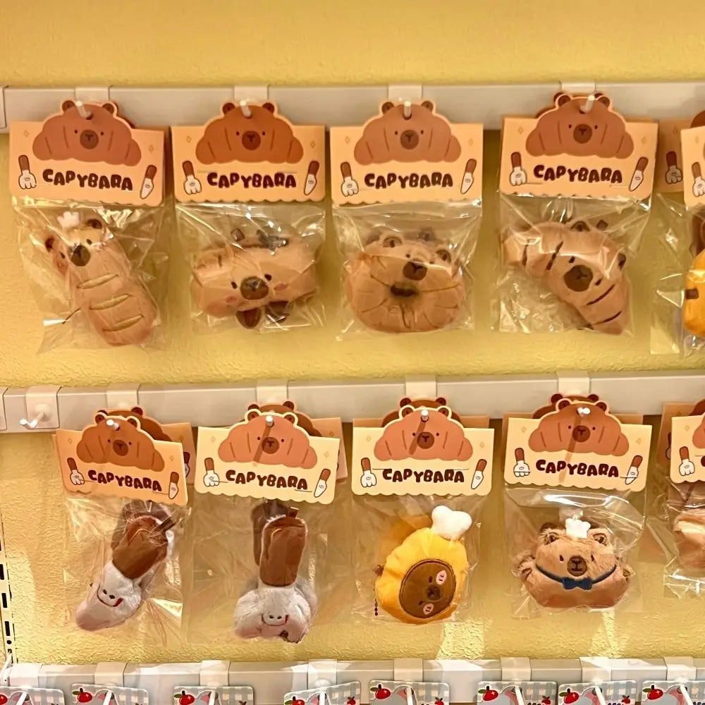 Porte-clé capybara croissant en peluche douce style boulangerie