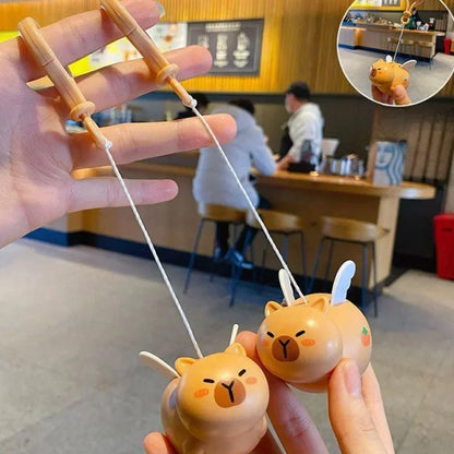 Porte-clé capybara ailé qui tremble en remontant quand on tire le fil