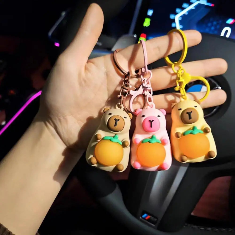 Porte-clé capybara lumineux LED en marron rose ou jaune